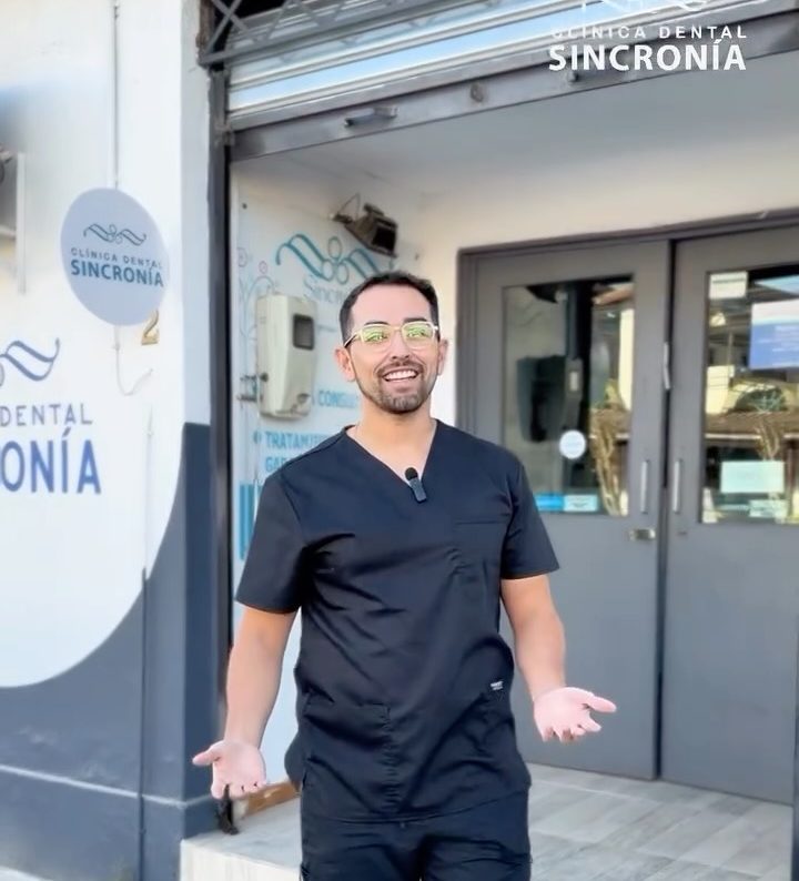 Nuestro odontólogo en la entrada de la clínica, en Av. Carlos Fresno 247